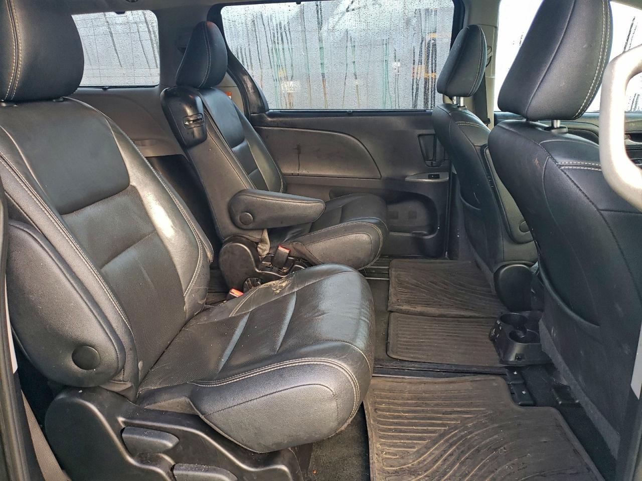 2016 TOYOTA SIENNA SE photo 11