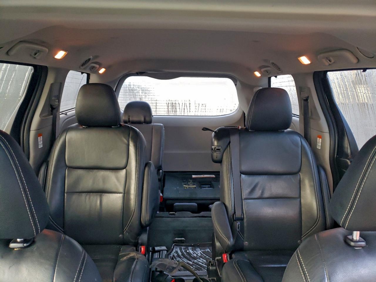 2016 TOYOTA SIENNA SE photo 10