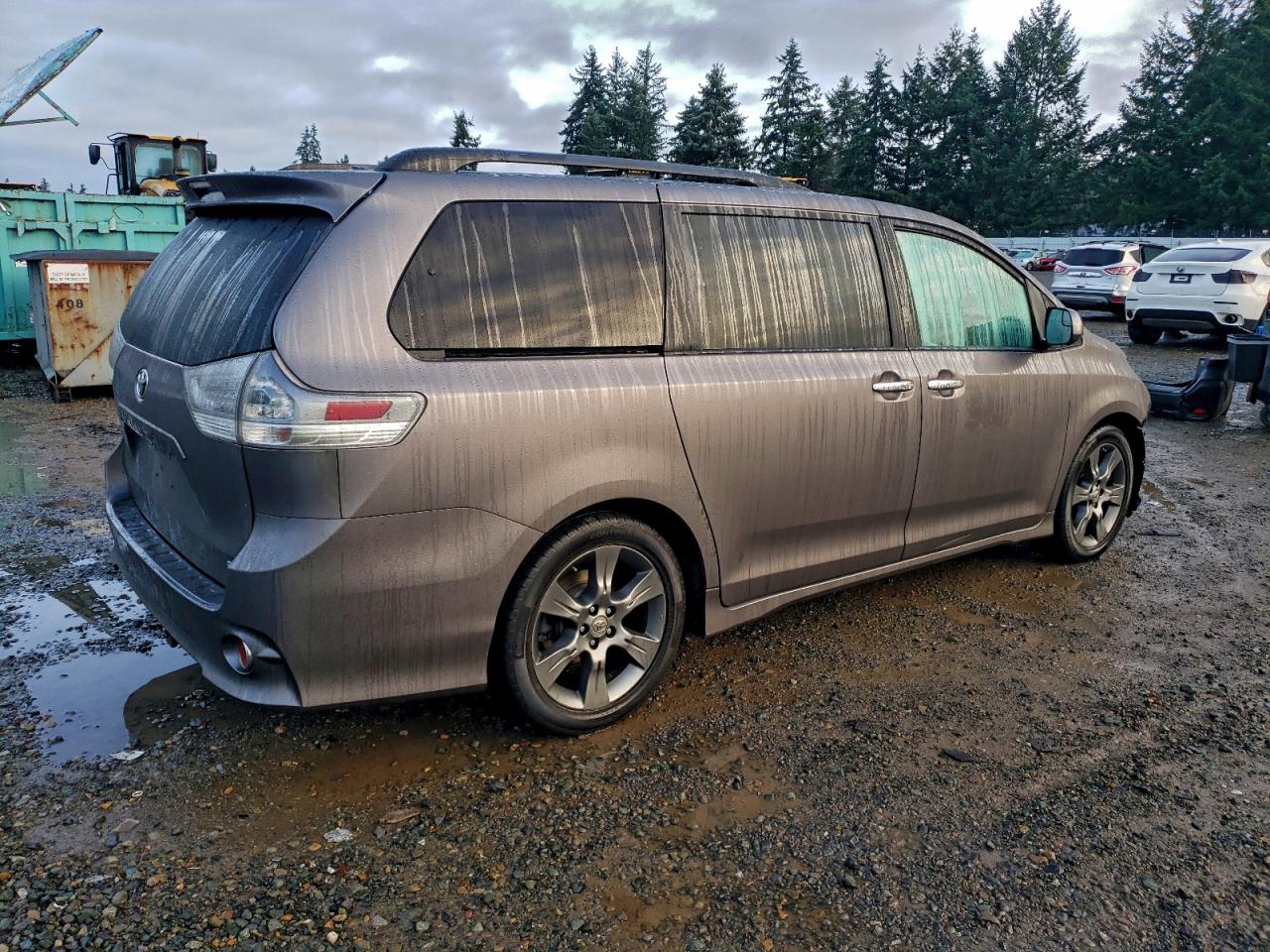 2016 TOYOTA SIENNA SE photo 3