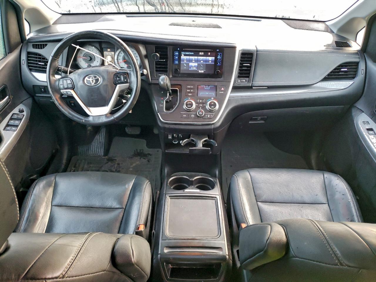 2016 TOYOTA SIENNA SE photo 8