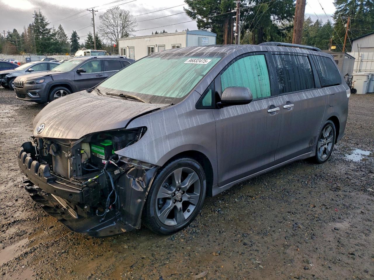2016 TOYOTA SIENNA SE — FRONT END damage — photo 1