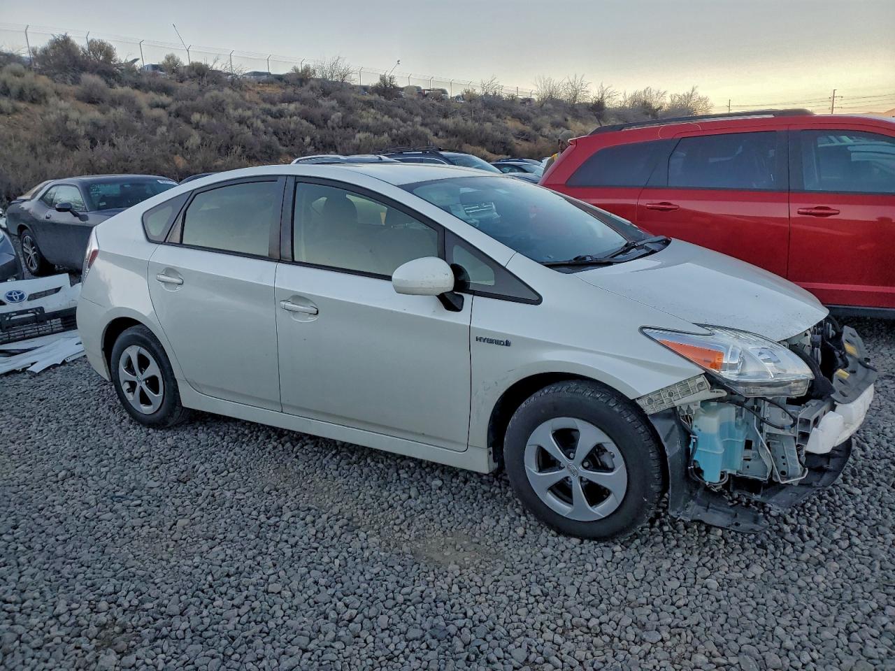 2015 TOYOTA PRIUS photo 4