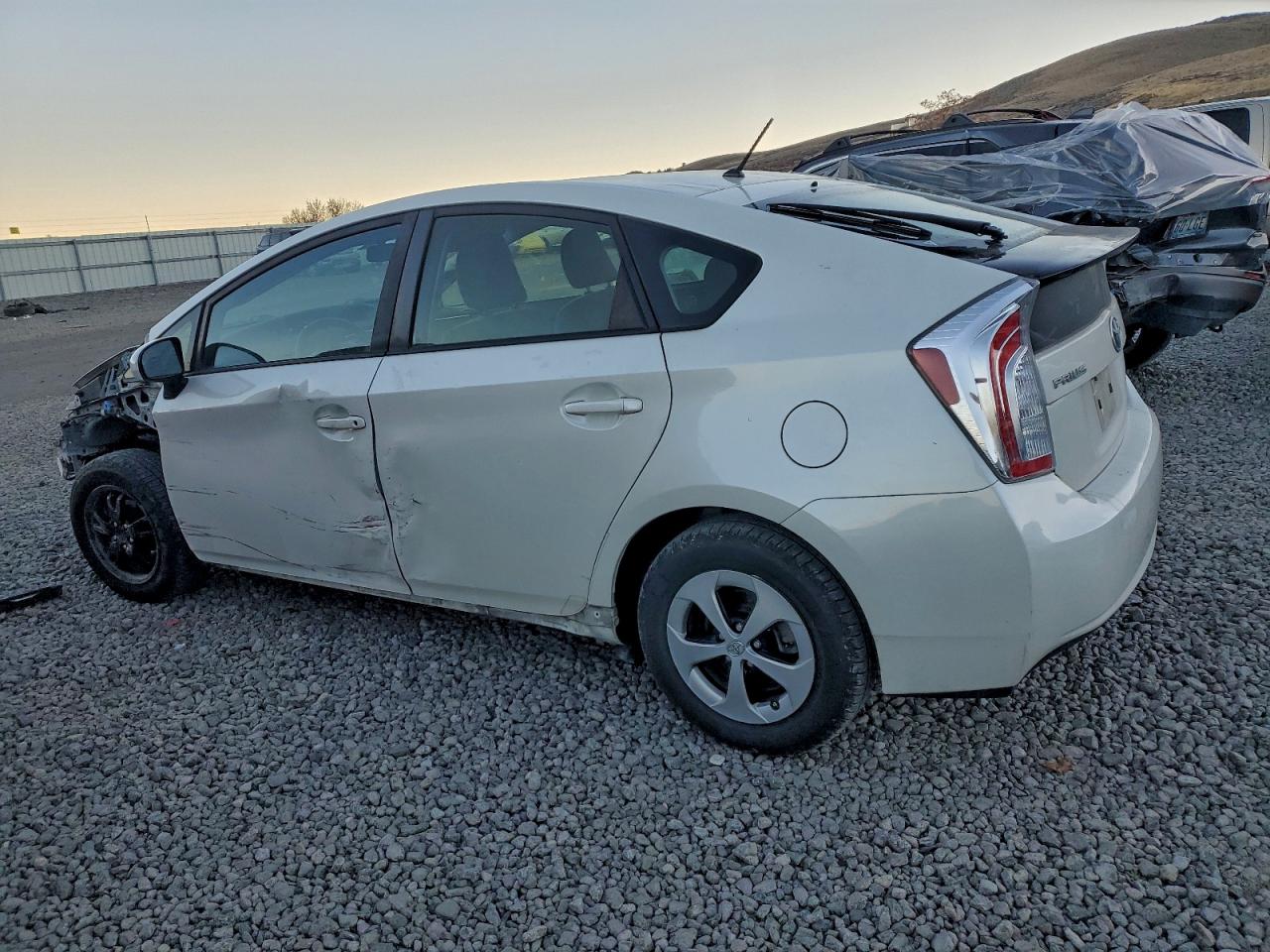 2015 TOYOTA PRIUS photo 2