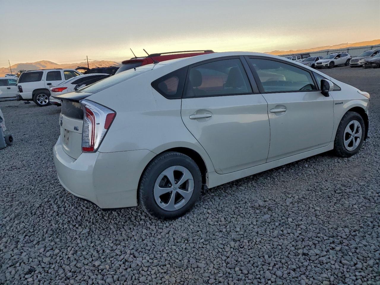 2015 TOYOTA PRIUS photo 3