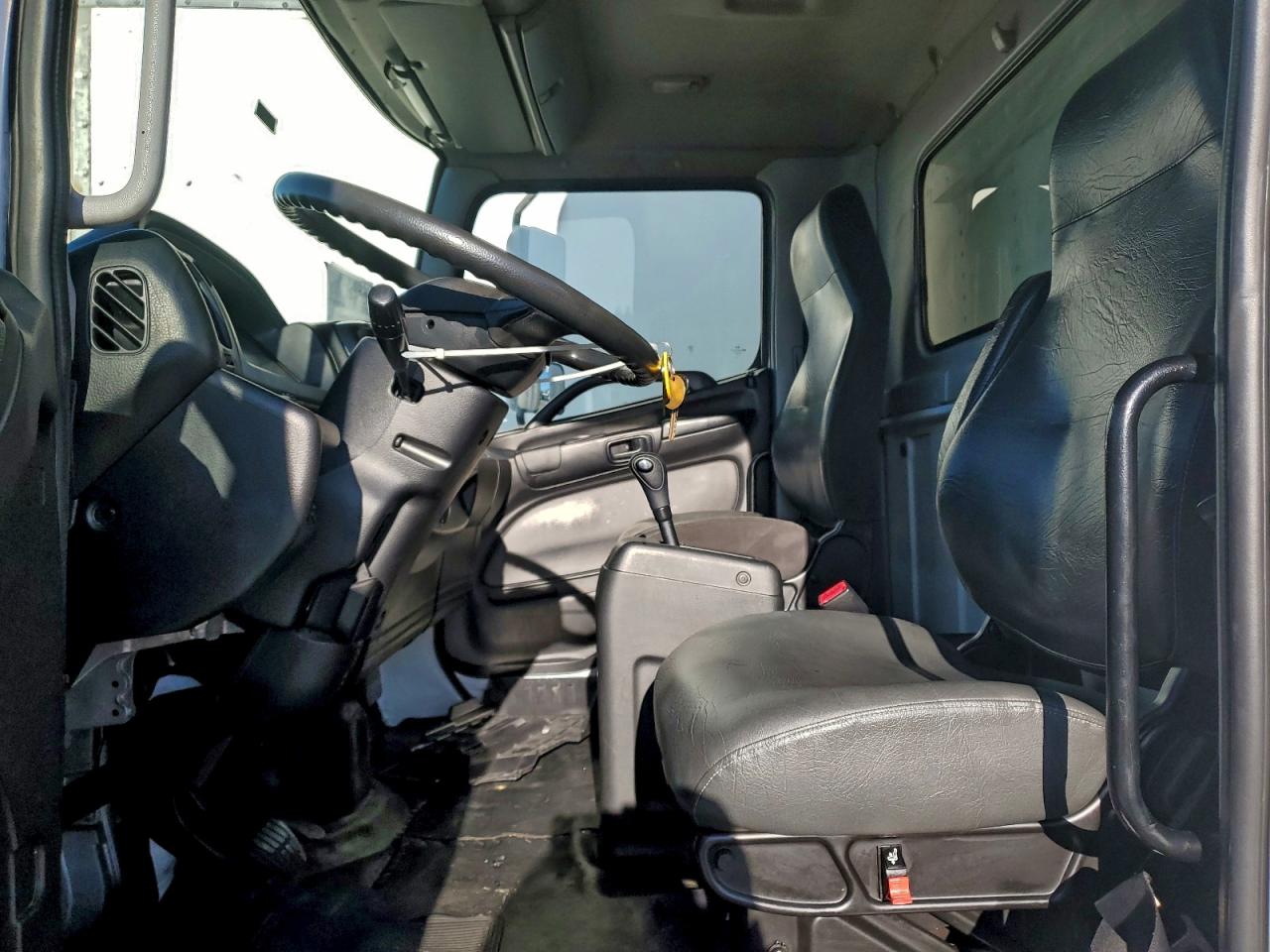2019 HINO 258/268 REFRIGERATED BOX TRUCK photo 7
