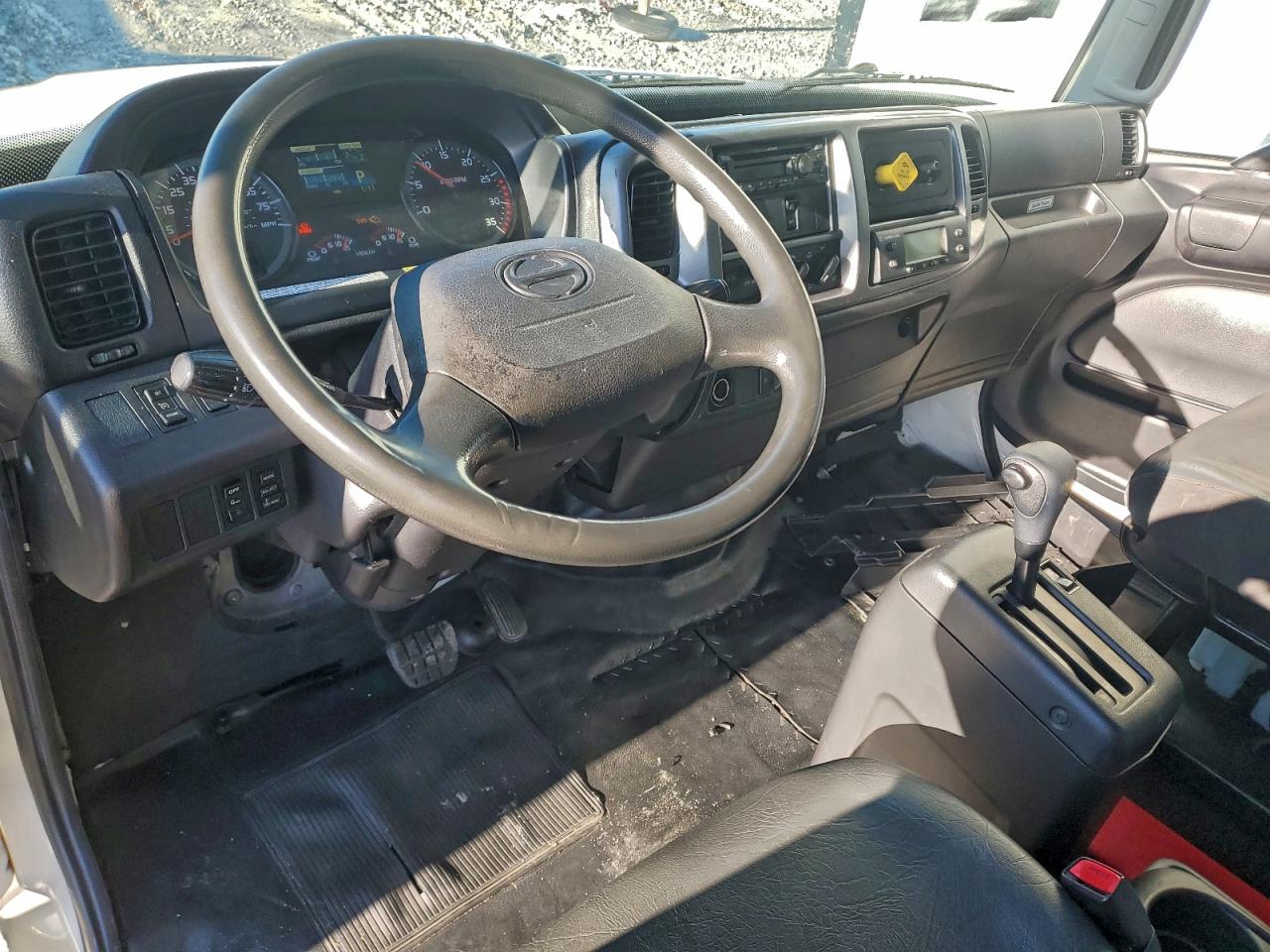 2019 HINO 258/268 REFRIGERATED BOX TRUCK photo 8