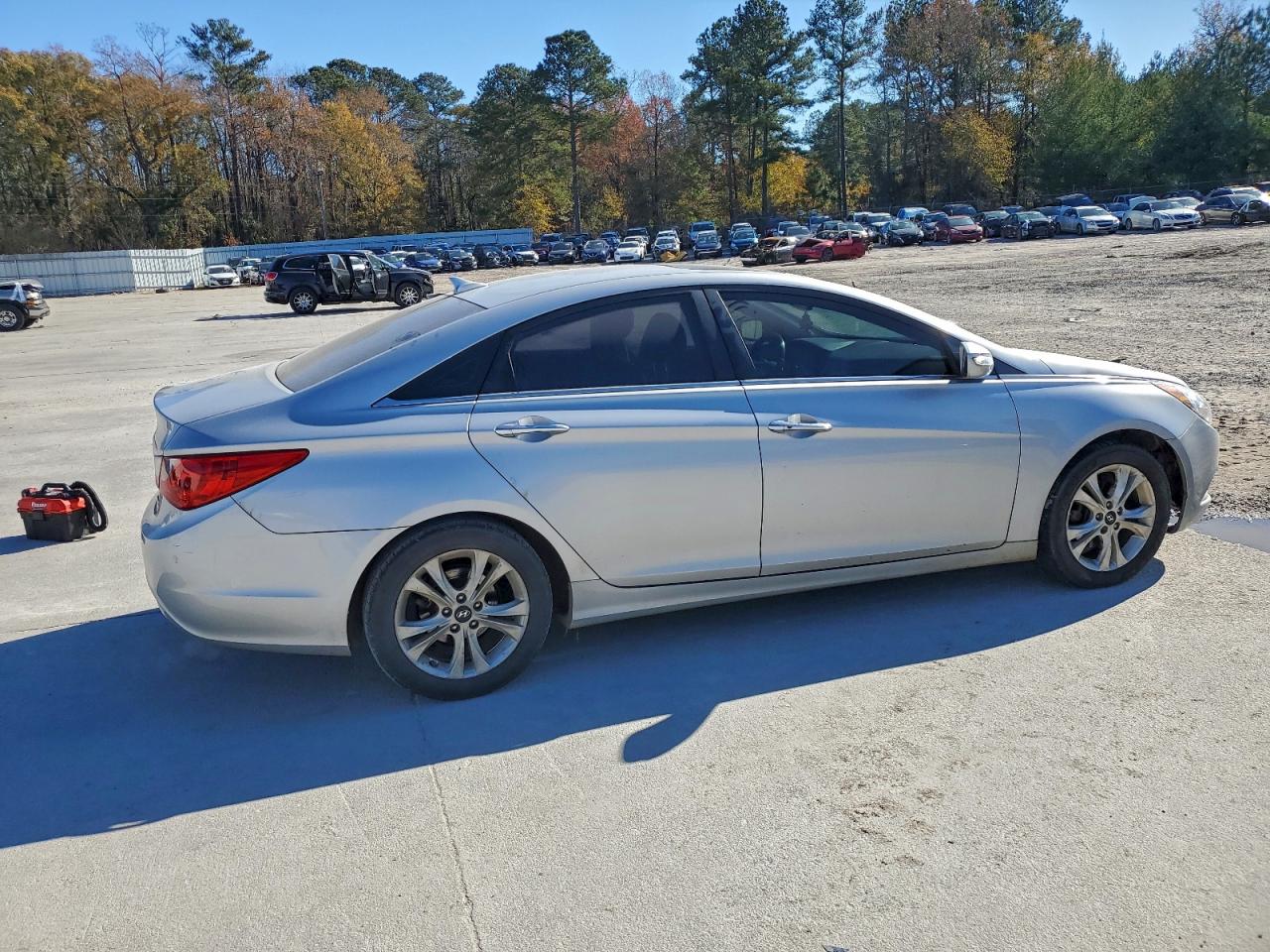 2011 HYUNDAI SONATA SE photo 3