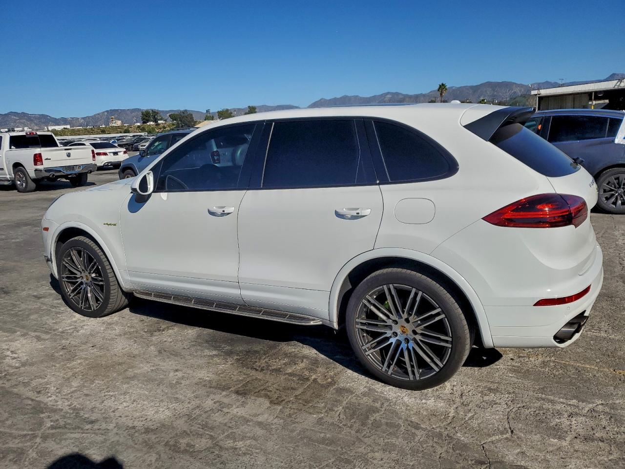 2017 PORSCHE CAYENNE SE HYBRID PLATINUM photo 2