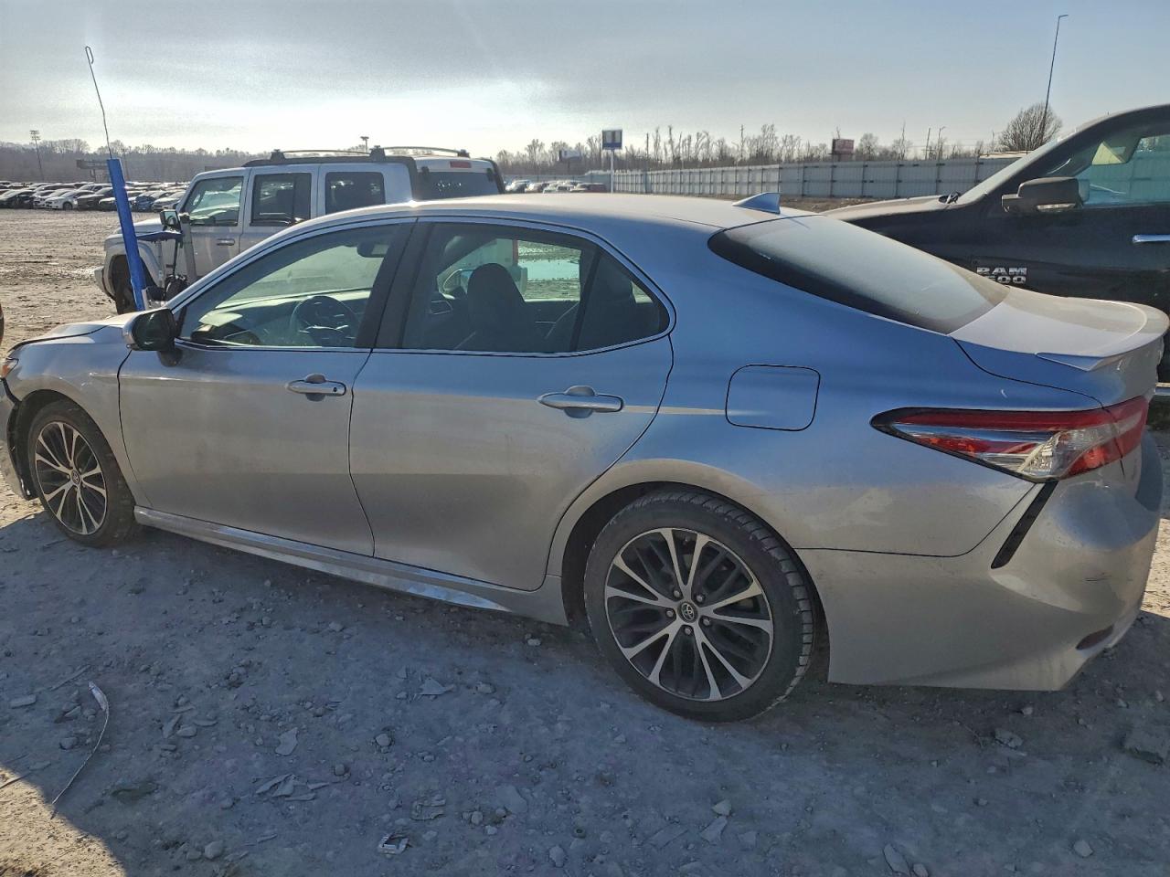 2018 TOYOTA CAMRY L photo 2
