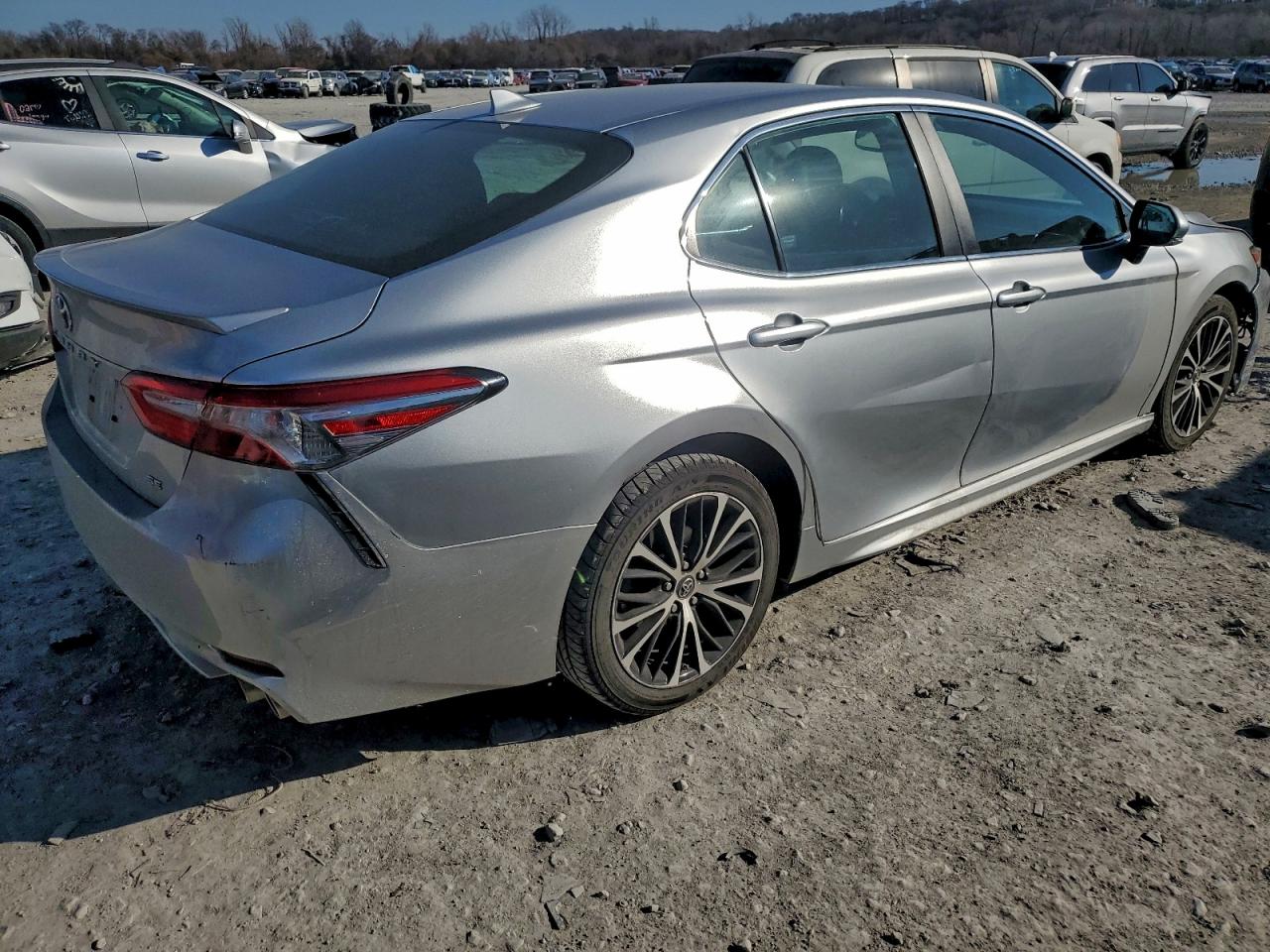 2018 TOYOTA CAMRY L photo 3