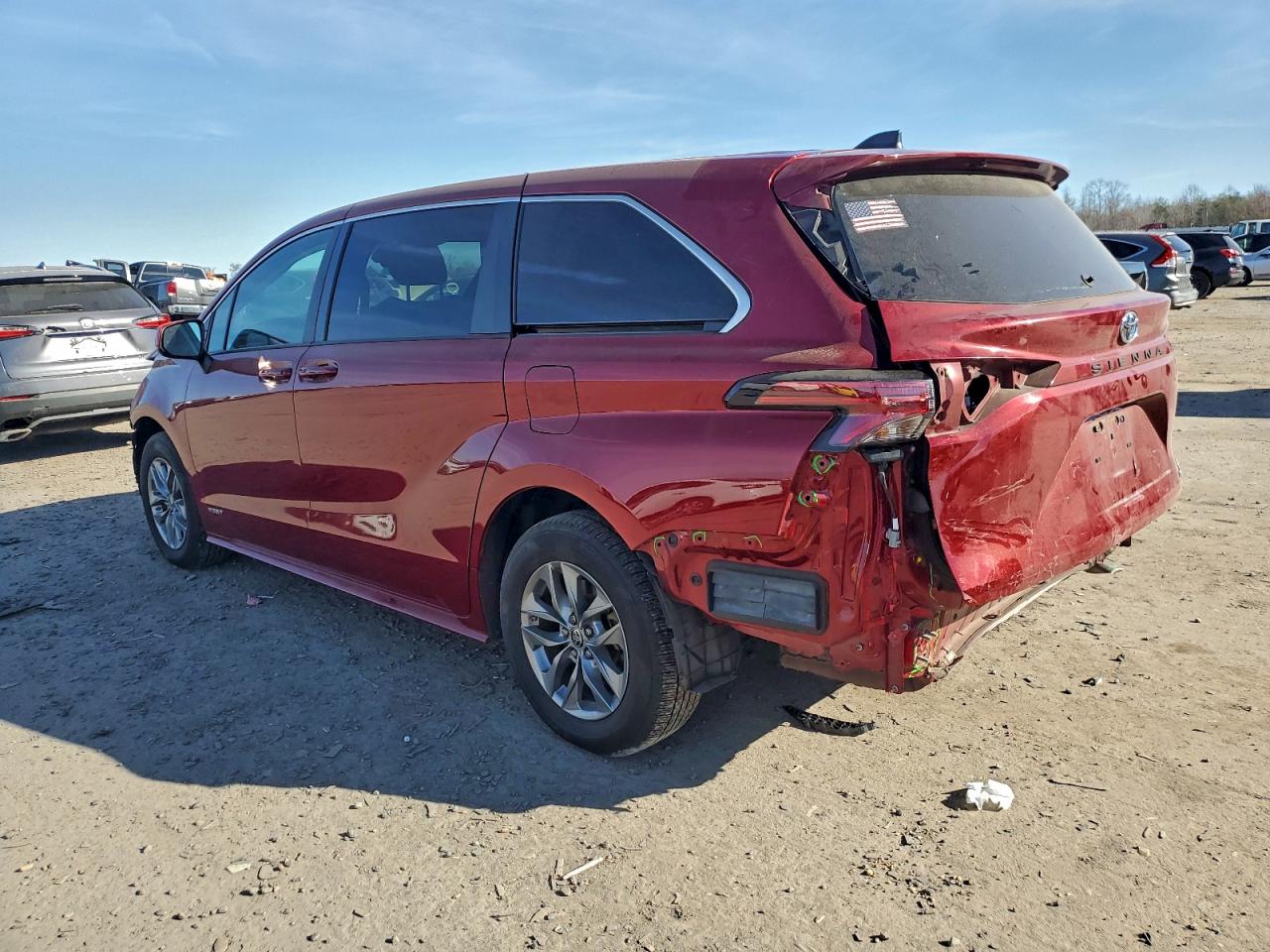 2021 TOYOTA SIENNA LE photo 2