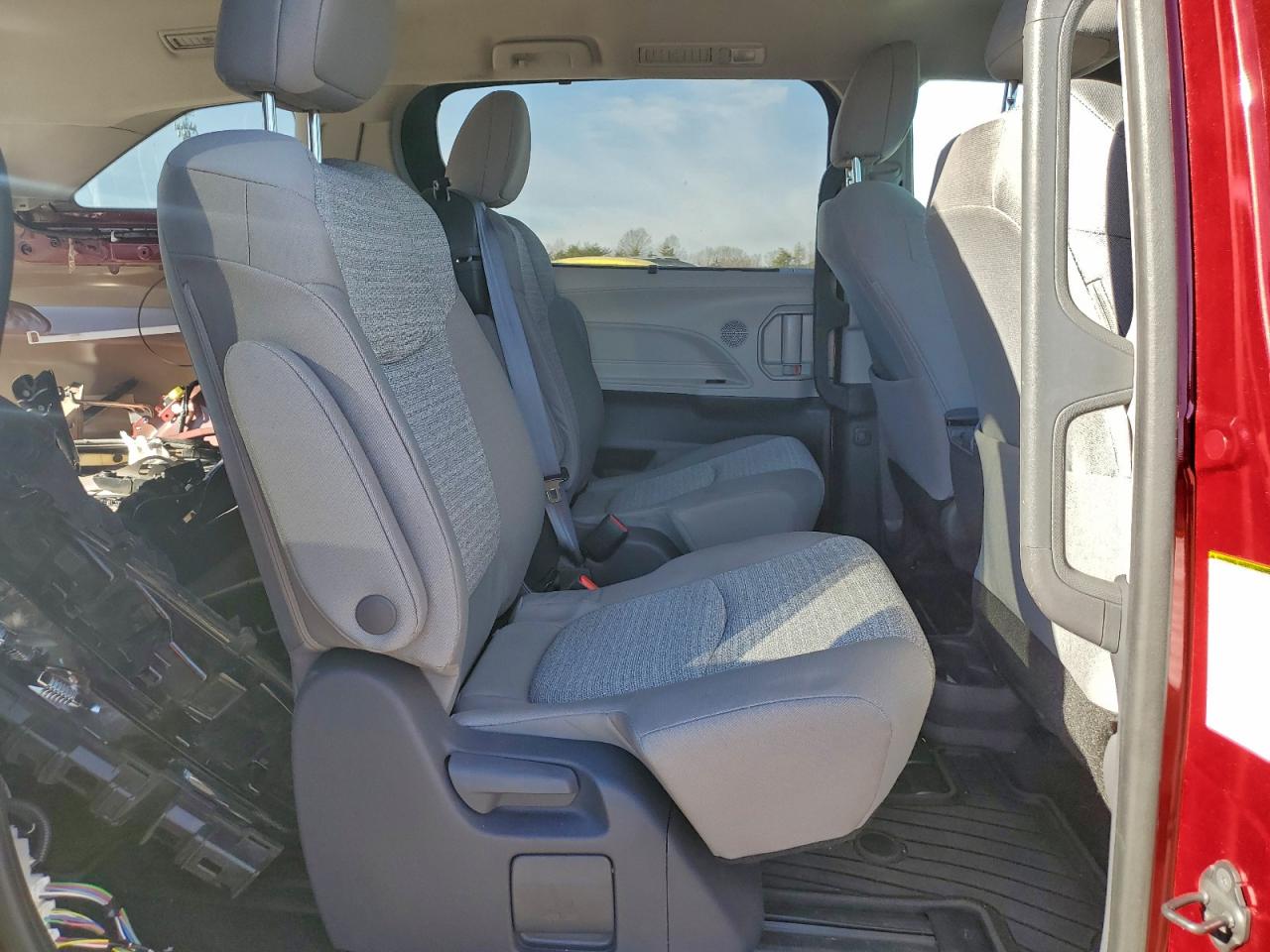 2021 TOYOTA SIENNA LE photo 11