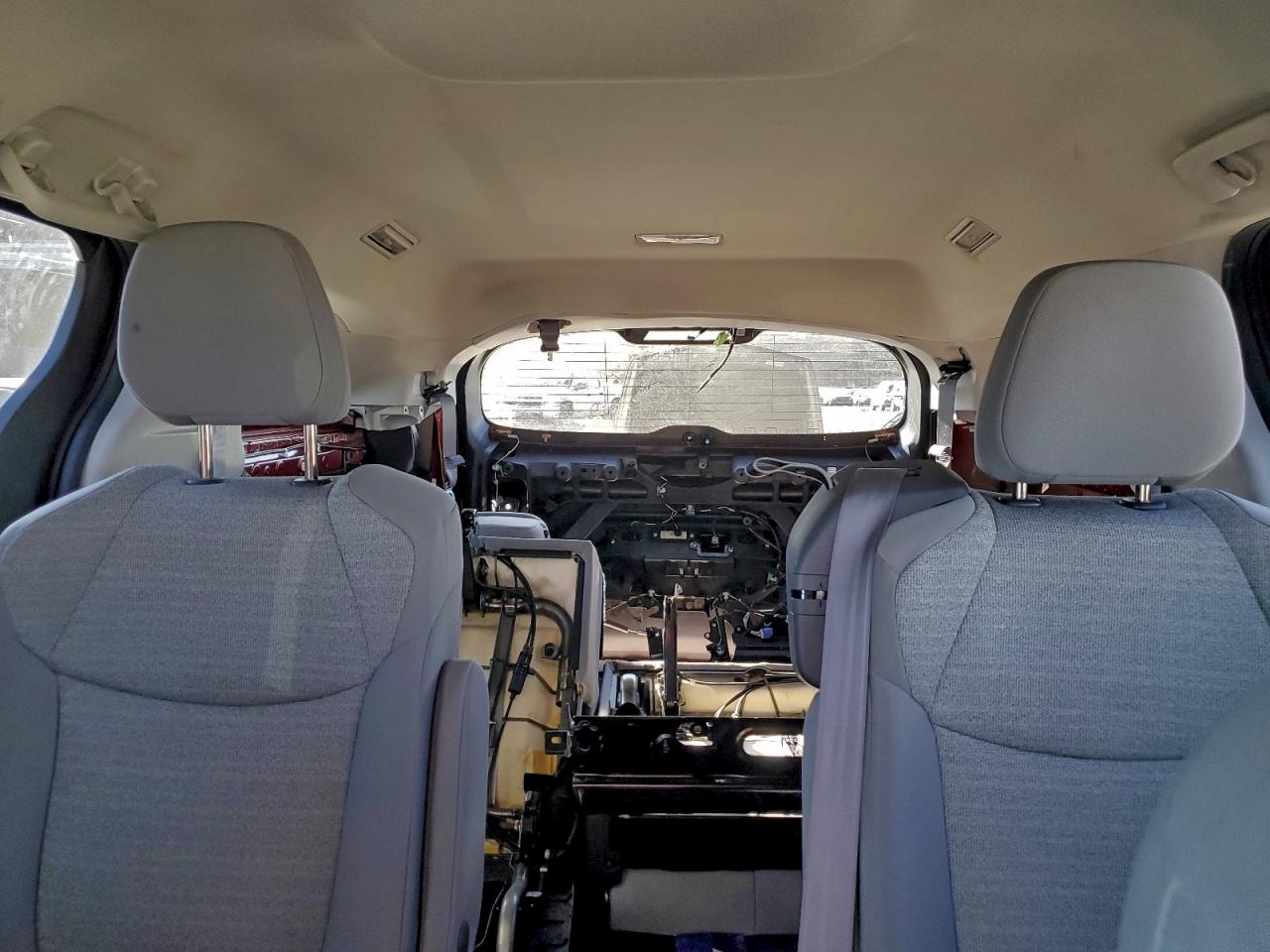 2021 TOYOTA SIENNA LE photo 10