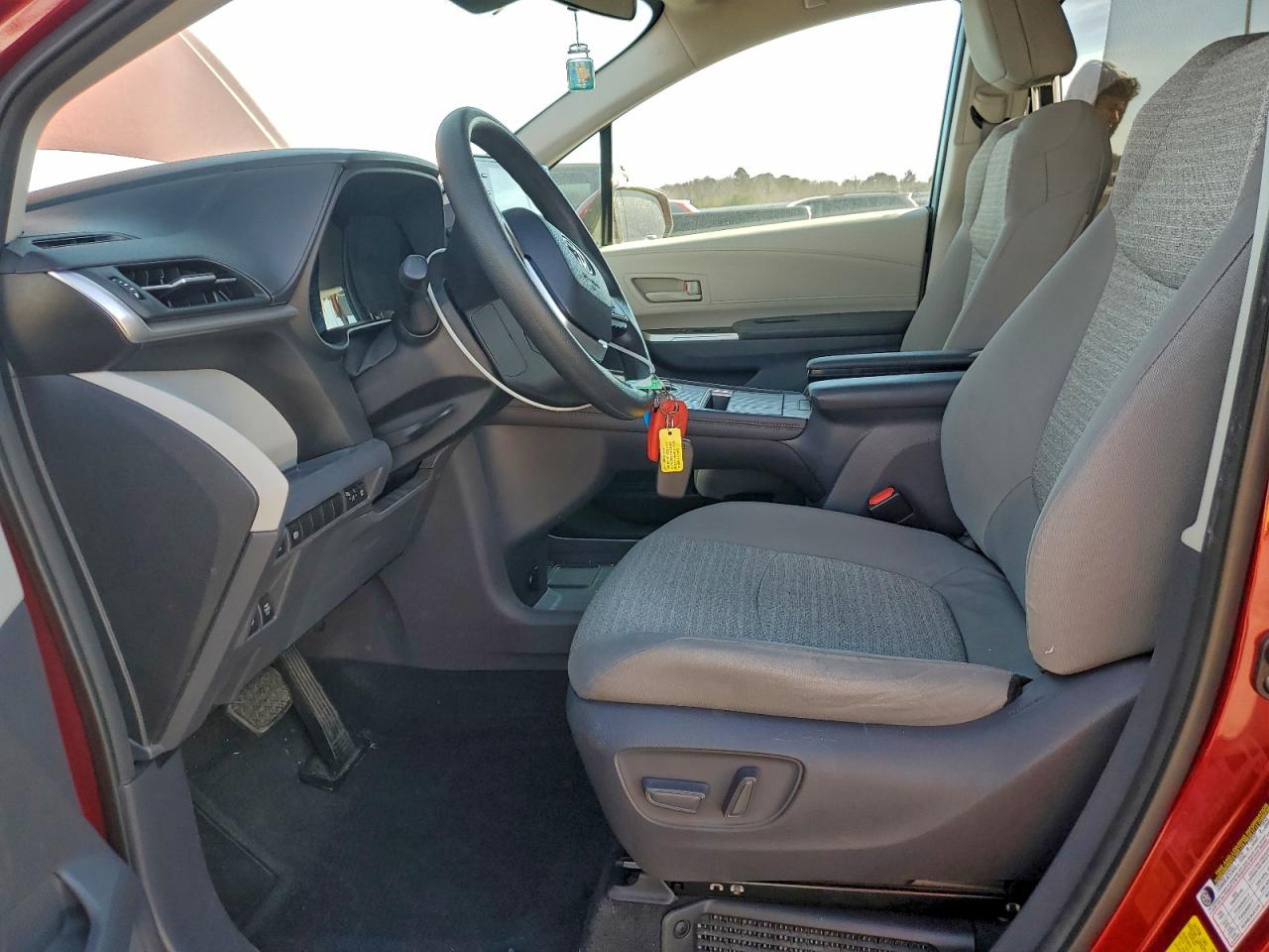 2021 TOYOTA SIENNA LE photo 7