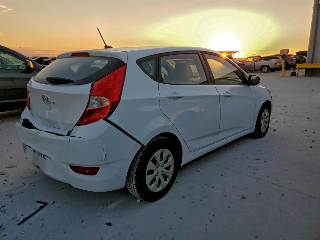 2017 HYUNDAI ACCENT SE photo 3