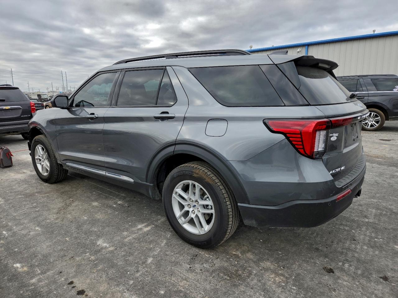 2025 FORD EXPLORER ACTIVE photo 2