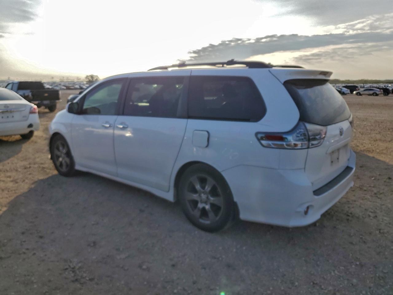 2017 TOYOTA SIENNA SE photo 2