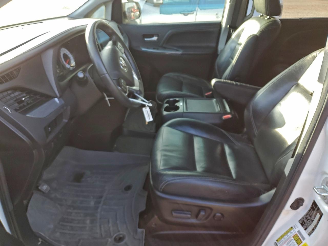 2017 TOYOTA SIENNA SE photo 7