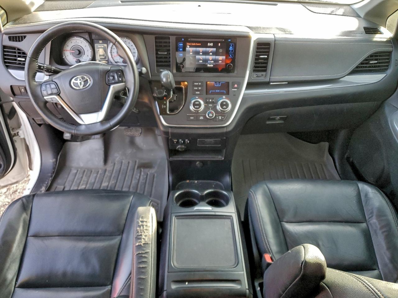 2017 TOYOTA SIENNA SE photo 8