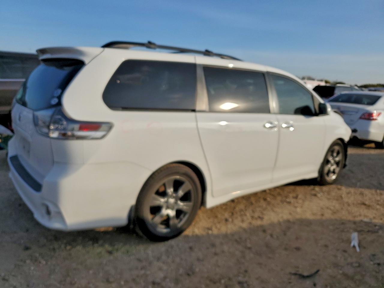 2017 TOYOTA SIENNA SE photo 3
