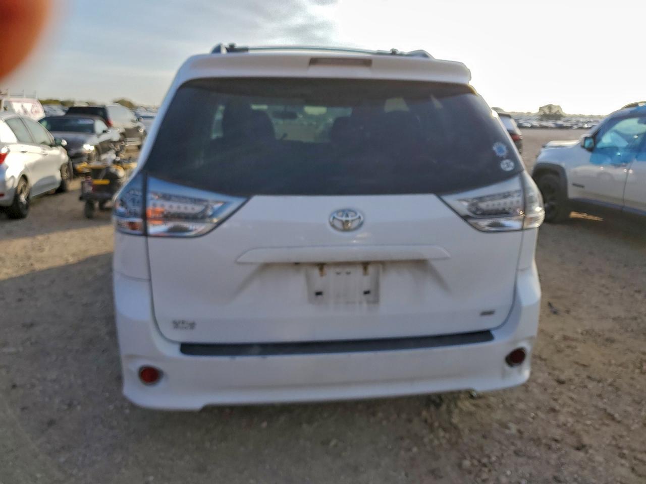 2017 TOYOTA SIENNA SE photo 6