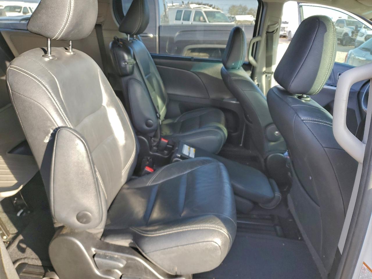2017 TOYOTA SIENNA SE photo 11