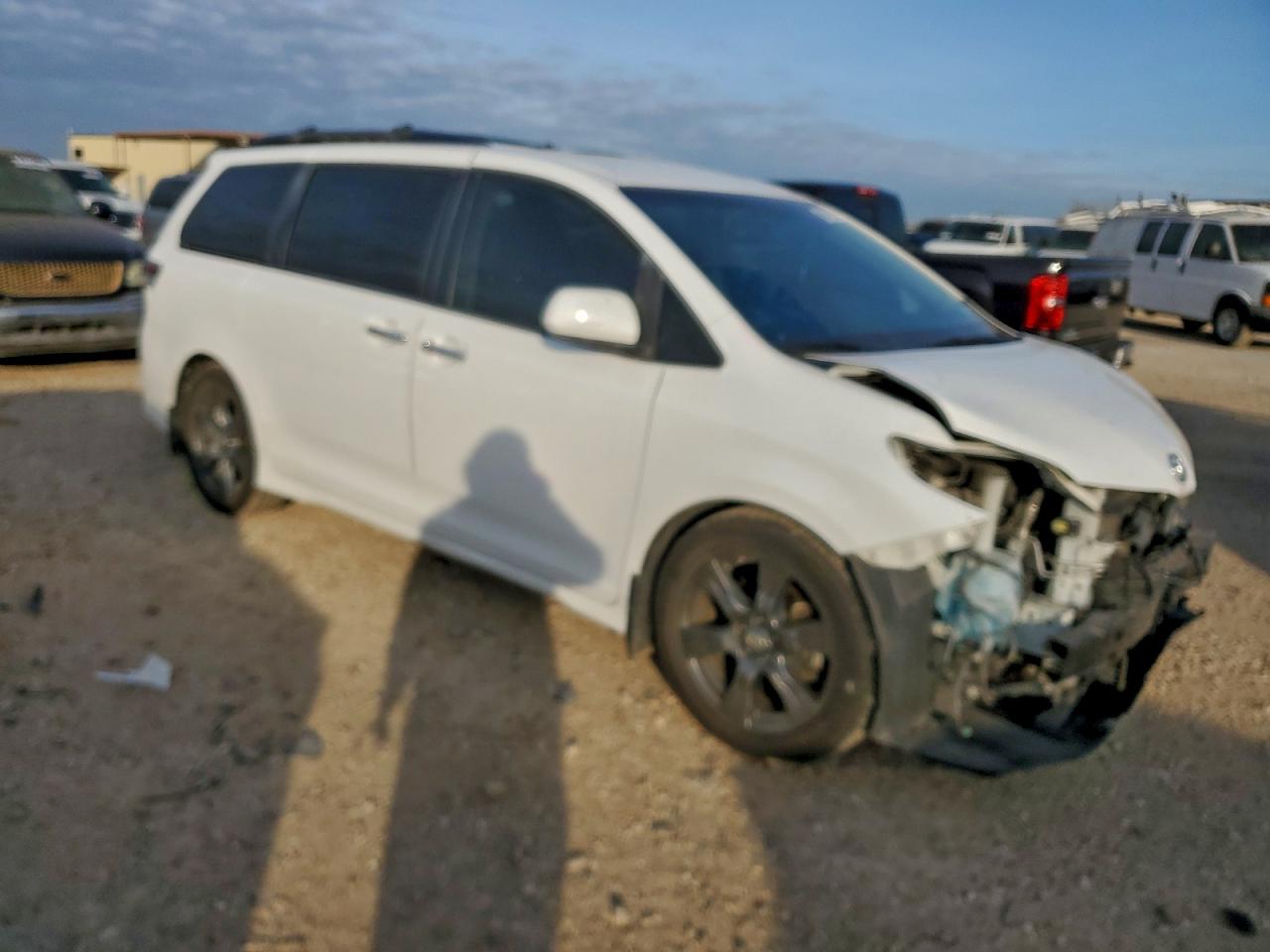 2017 TOYOTA SIENNA SE photo 4