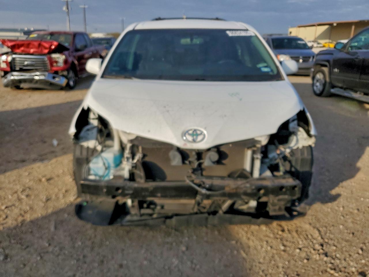 2017 TOYOTA SIENNA SE photo 5