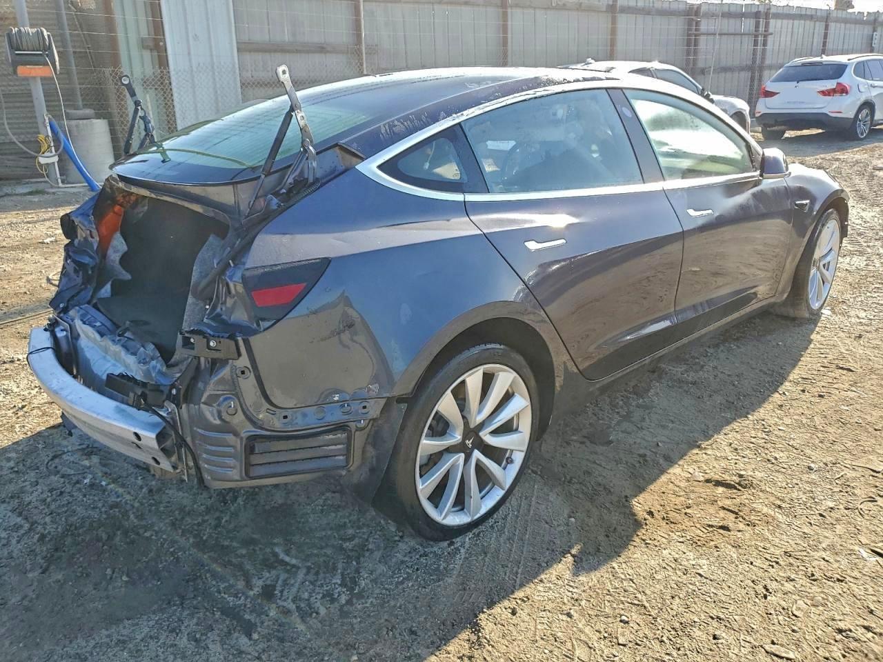 2018 TESLA MODEL 3 photo 3