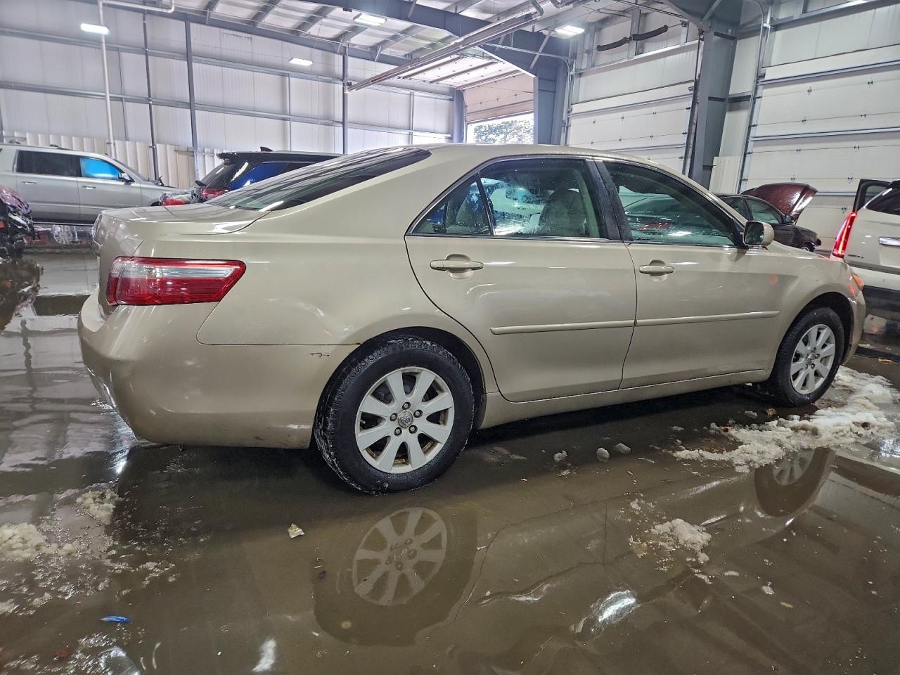 2009 TOYOTA CAMRY SE photo 3