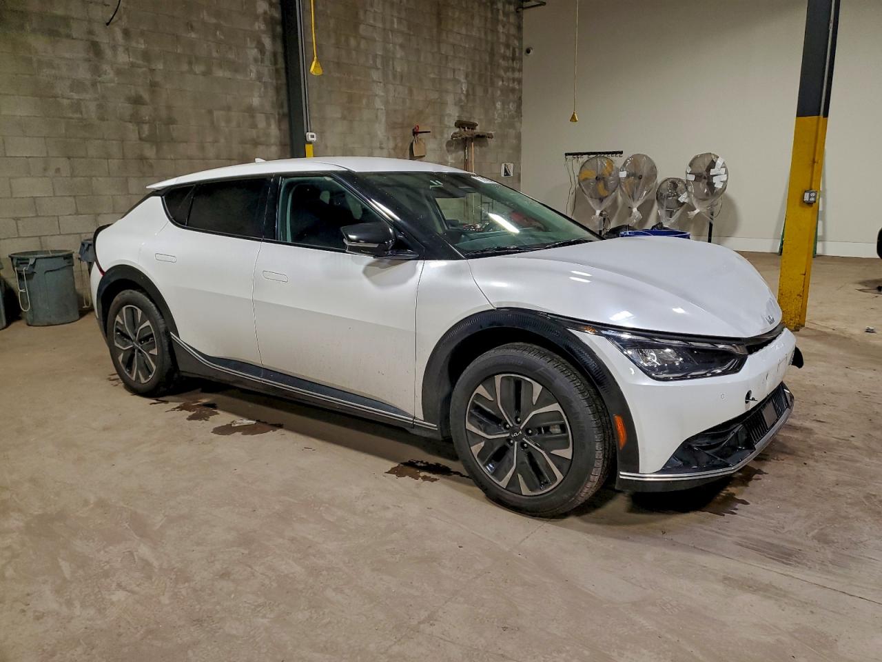2024 KIA EV6 LIGHT photo 4