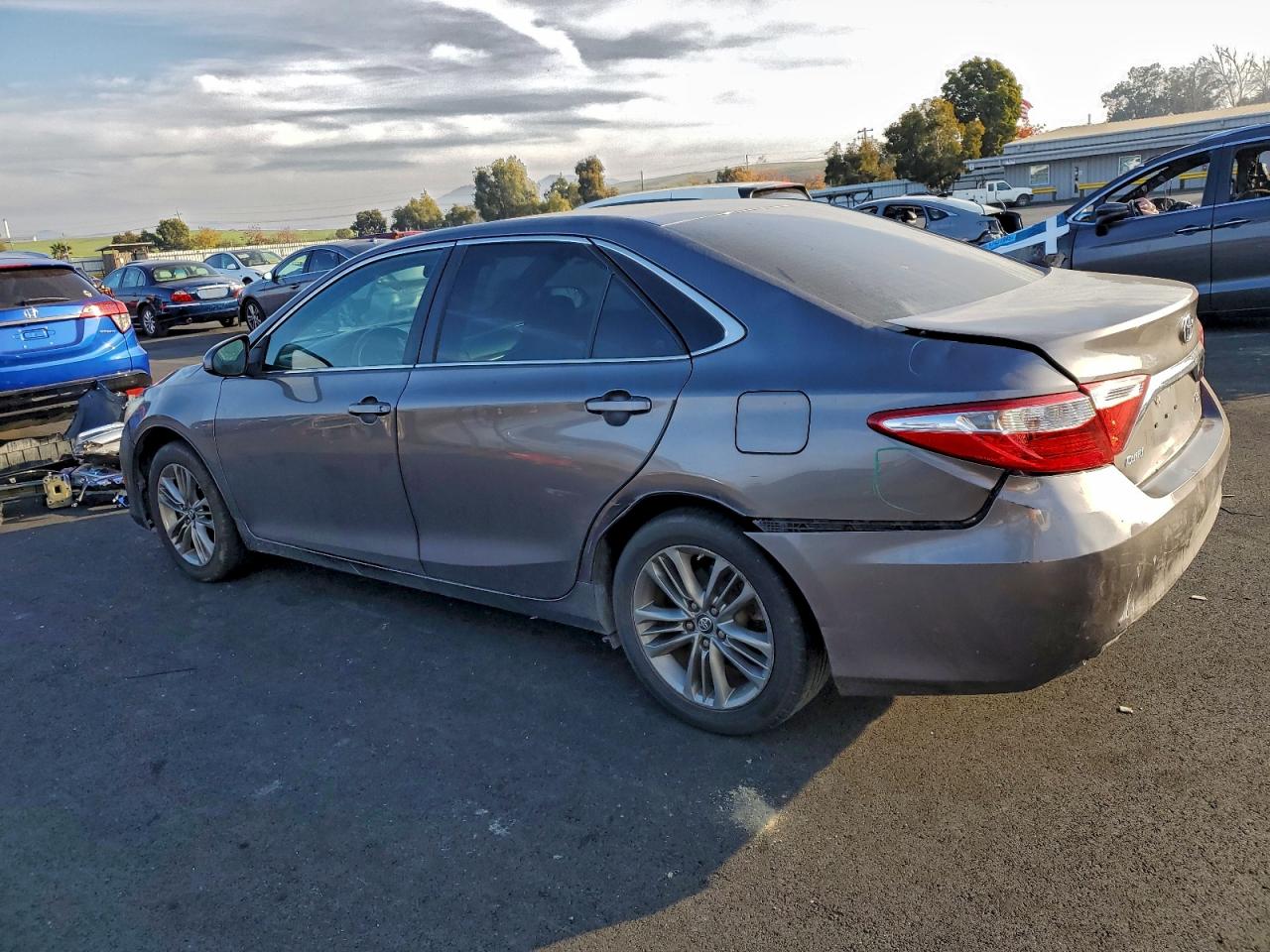 2016 TOYOTA CAMRY LE photo 2