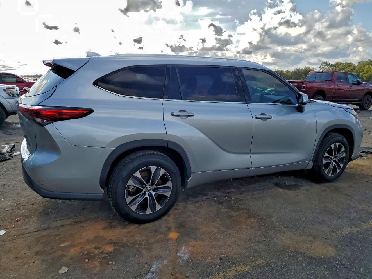 2020 TOYOTA HIGHLANDER XLE photo 3