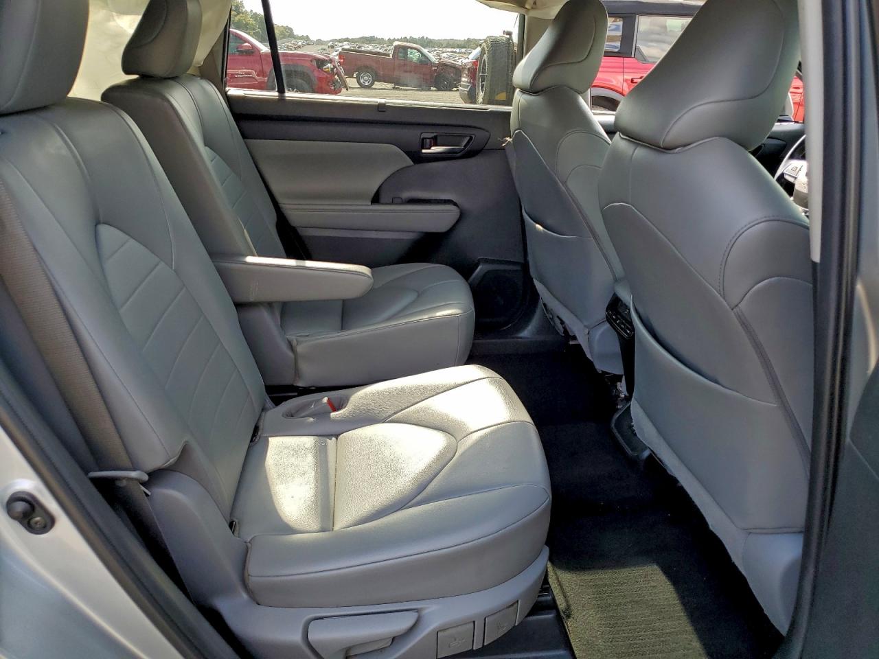 2020 TOYOTA HIGHLANDER XLE photo 11