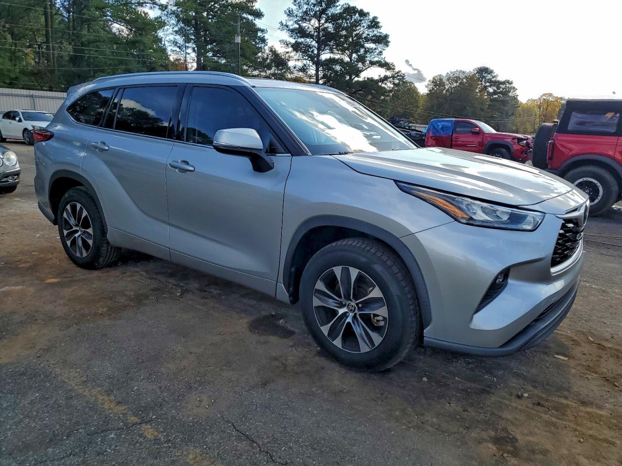2020 TOYOTA HIGHLANDER XLE photo 4