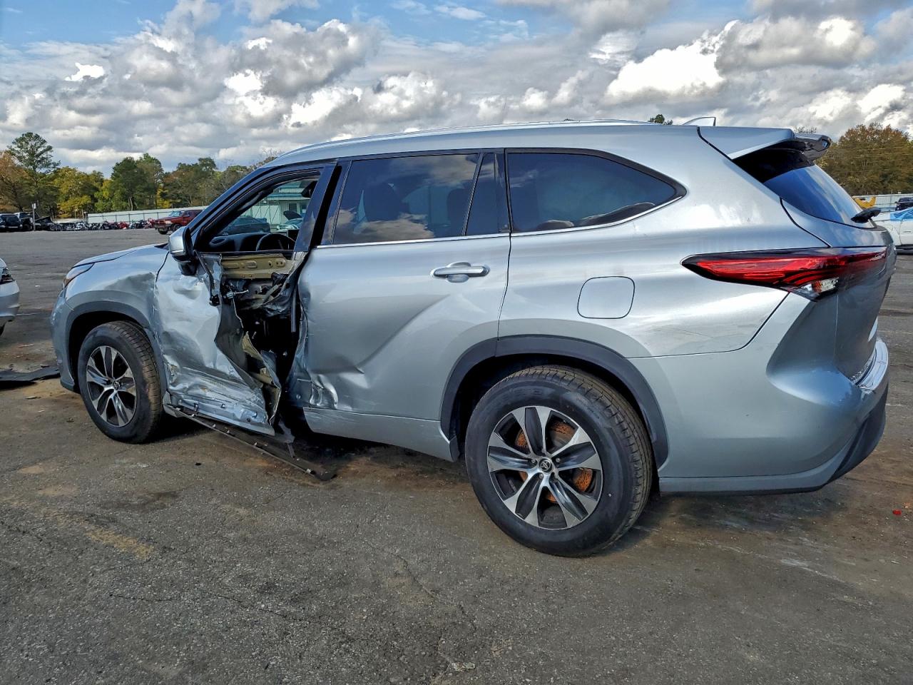 2020 TOYOTA HIGHLANDER XLE photo 2