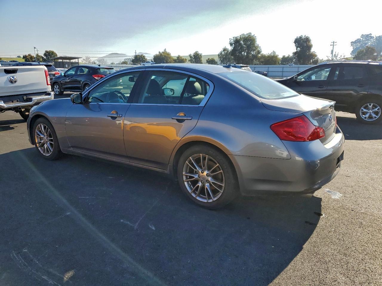 2011 INFINITI G37 BASE photo 2