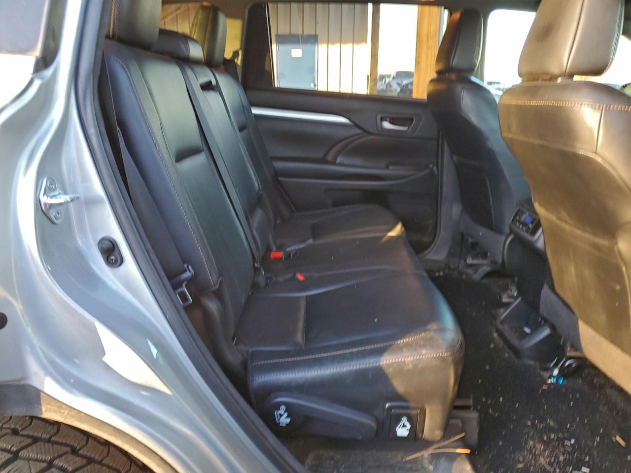 2018 TOYOTA HIGHLANDER SE photo 11
