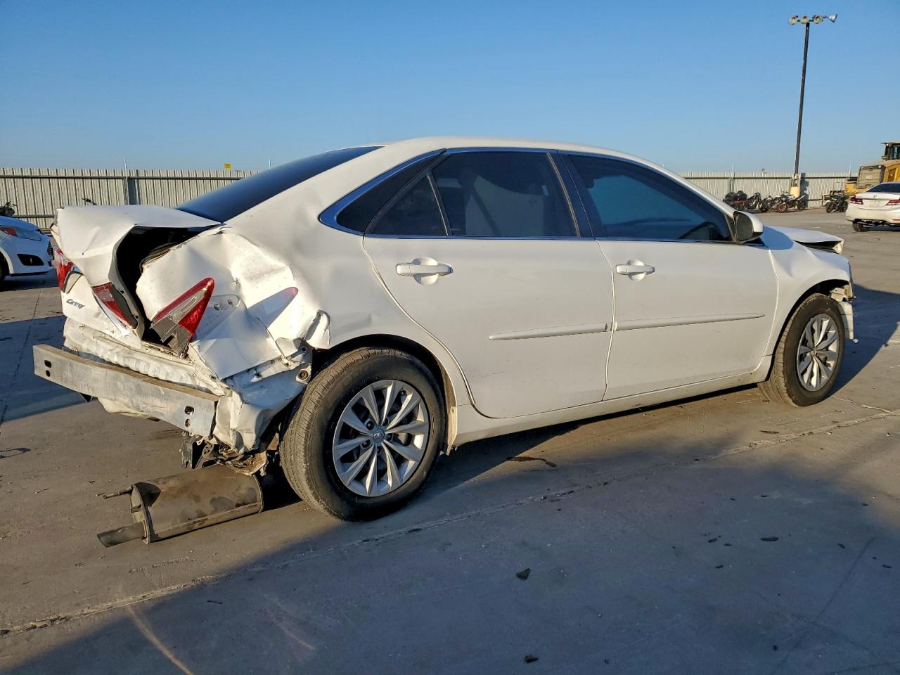 2016 TOYOTA CAMRY LE photo 3