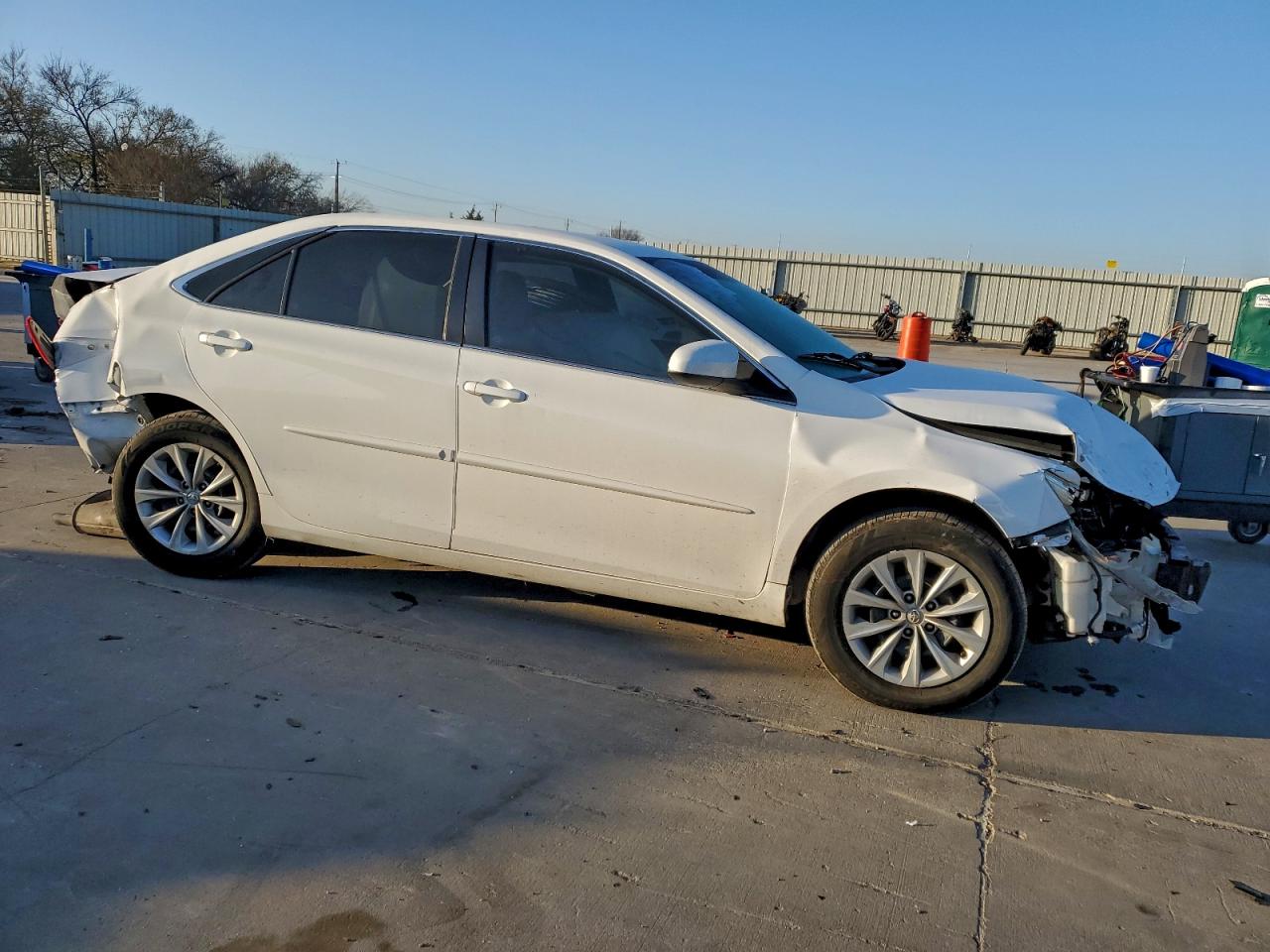 2016 TOYOTA CAMRY LE photo 4