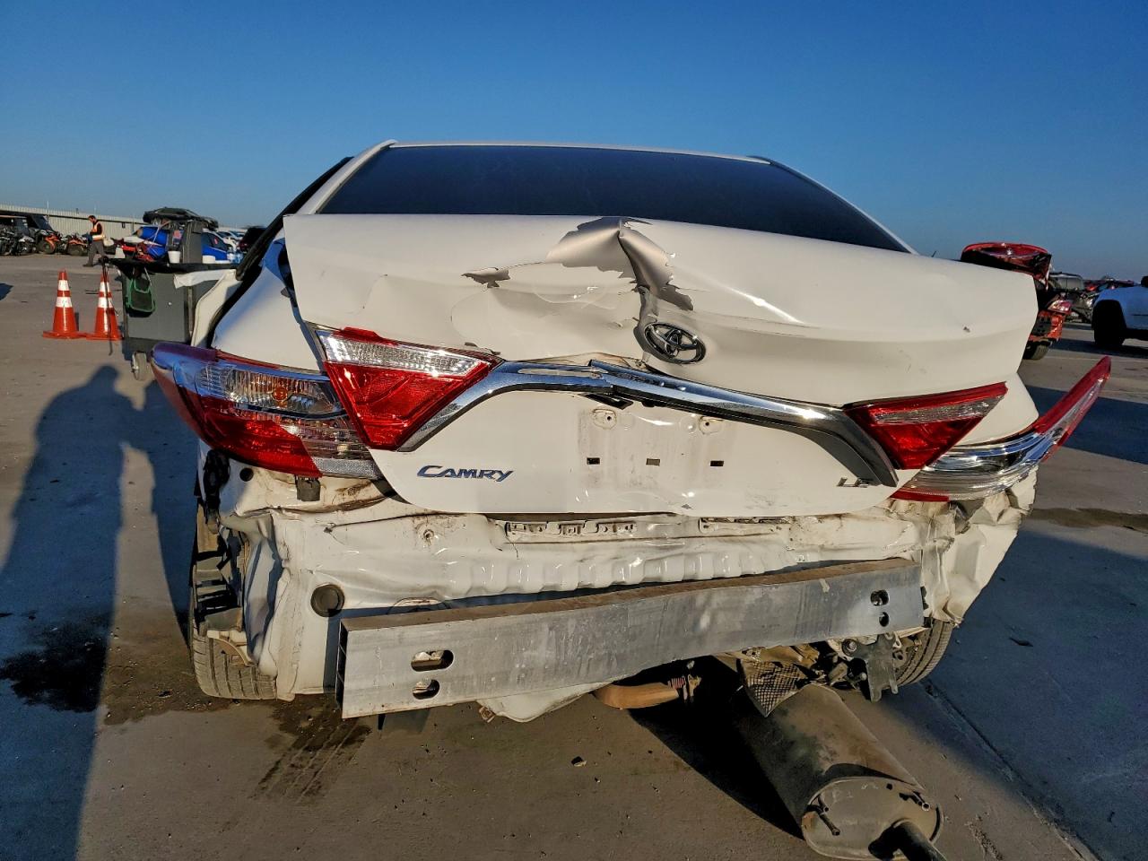 2016 TOYOTA CAMRY LE photo 6
