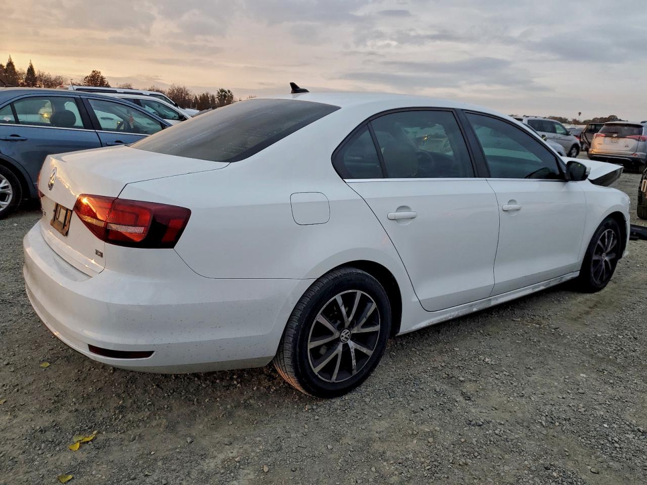 2018 VOLKSWAGEN JETTA SE photo 3