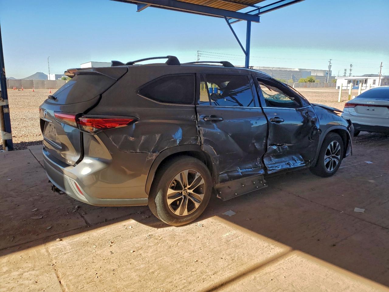 2020 TOYOTA HIGHLANDER XLE photo 3