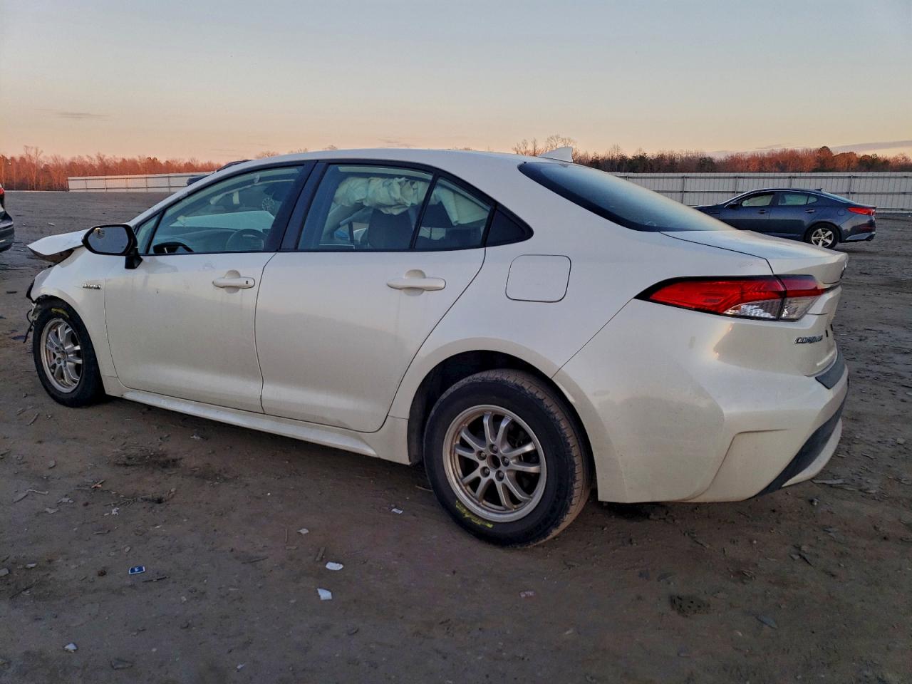 2021 TOYOTA COROLLA LE photo 2