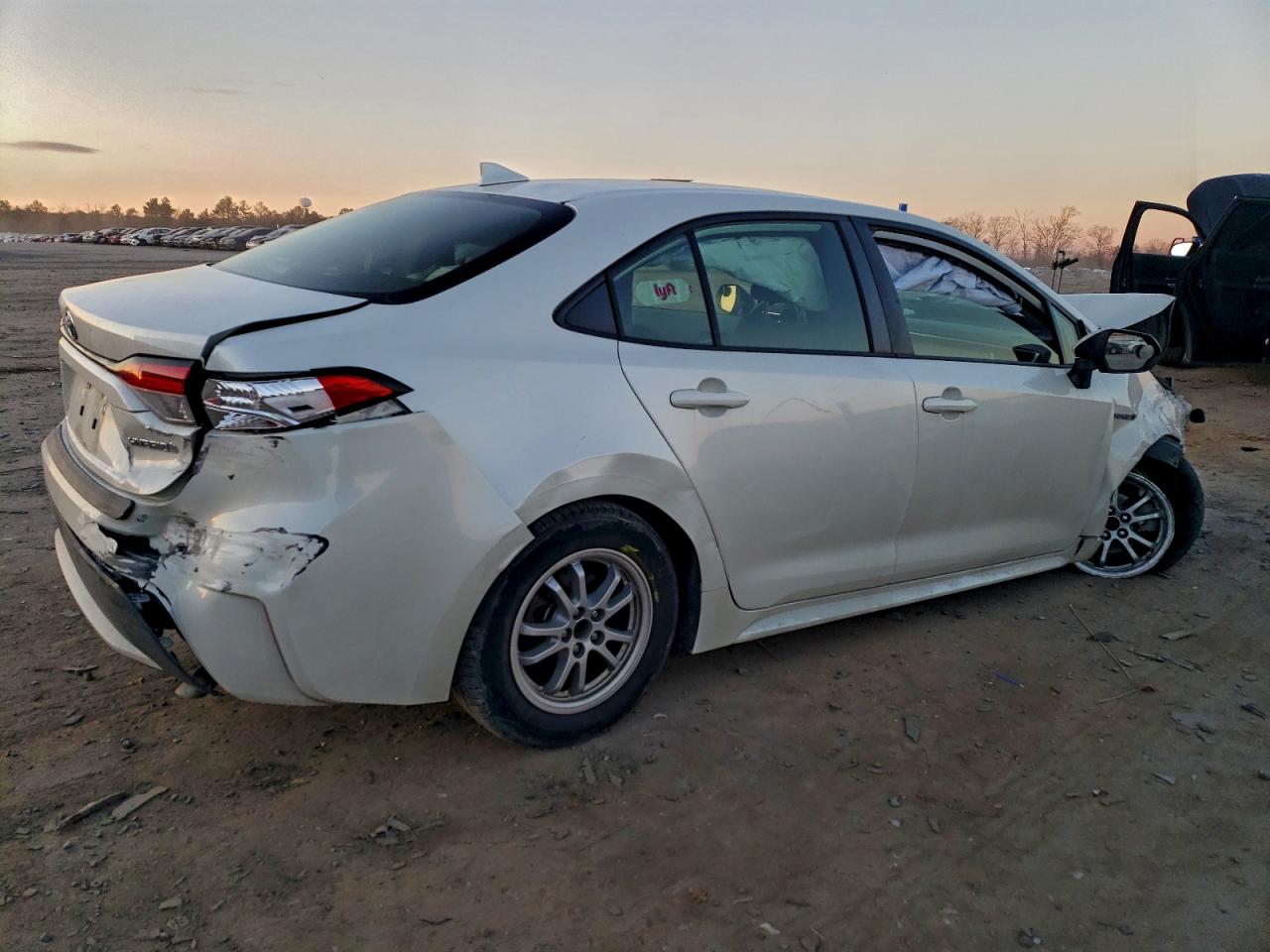 2021 TOYOTA COROLLA LE photo 3