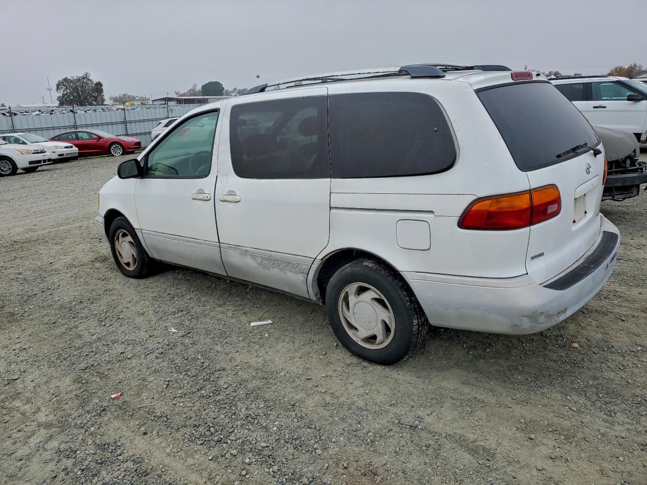 2000 TOYOTA SIENNA LE photo 2
