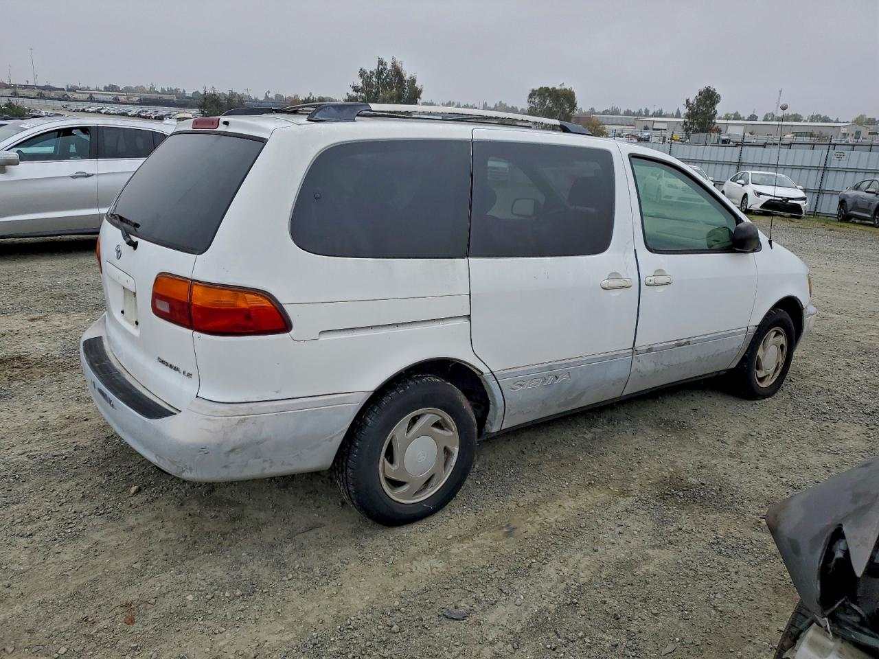 2000 TOYOTA SIENNA LE photo 3