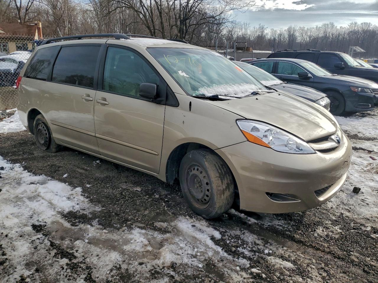 2009 TOYOTA SIENNA CE photo 4