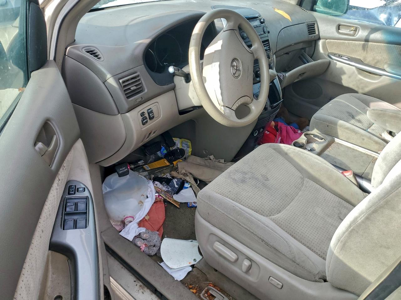 2009 TOYOTA SIENNA CE photo 8