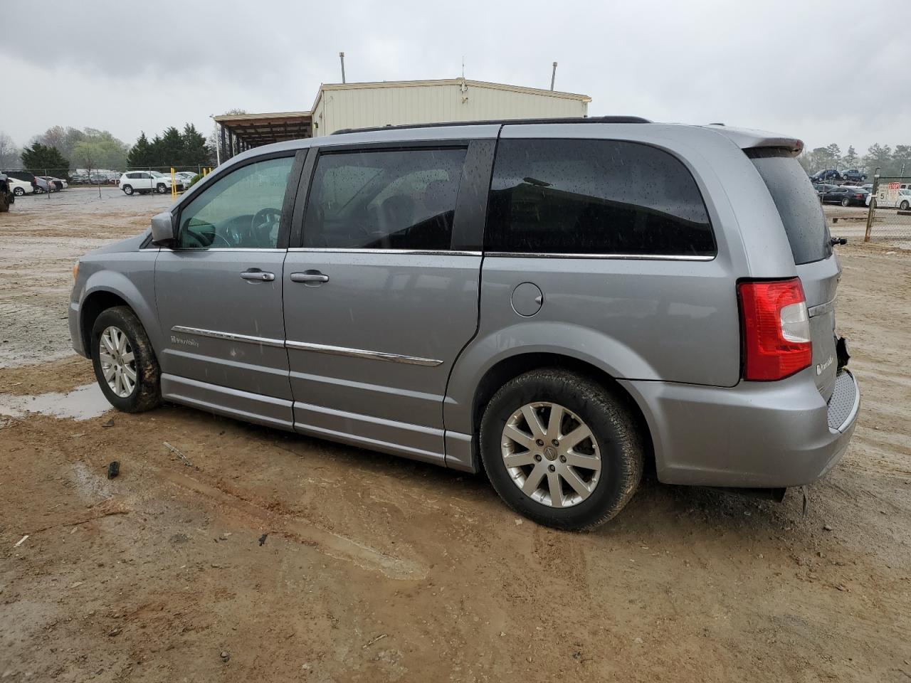 2015 CHRYSLER TOWN & COUNTRY TOURING photo 2